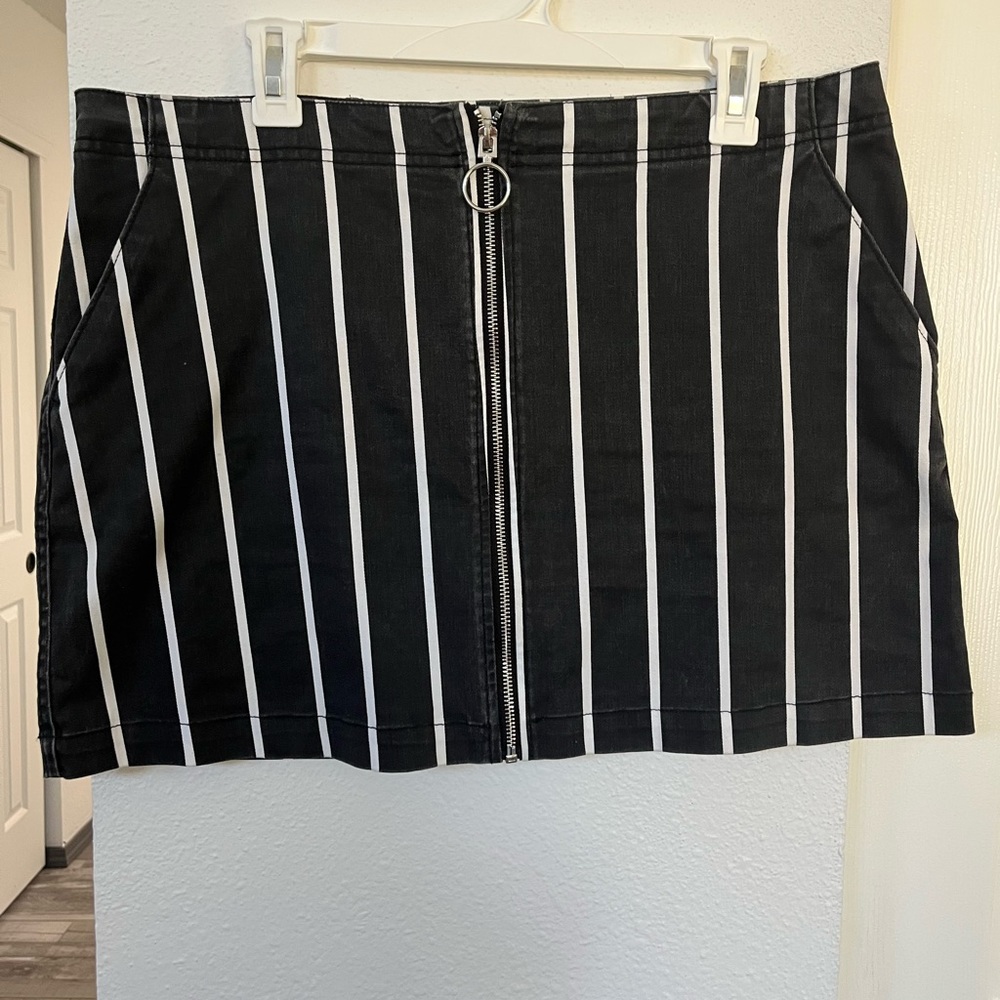 Striped black and white mini skirt